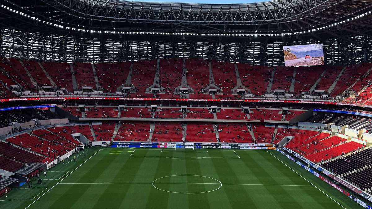 Vue aérienne d’un grand stade de football et de sa pelouse Vue aérienne d’un grand stade de football et de sa pelouse