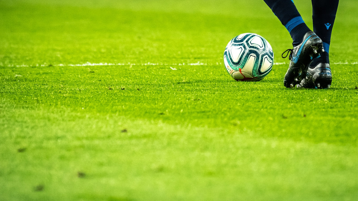 Ballon de football sur pelouse verte Ballon de football sur pelouse verte