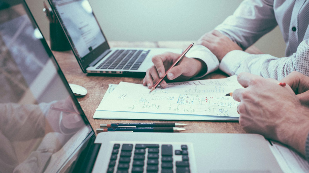 Bureau avec ordinateur portable, analyse de chiffres