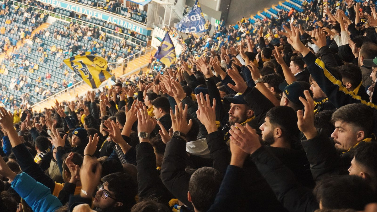 Supporters en tribune pendant un match de football Supporters en tribune pendant un match de football