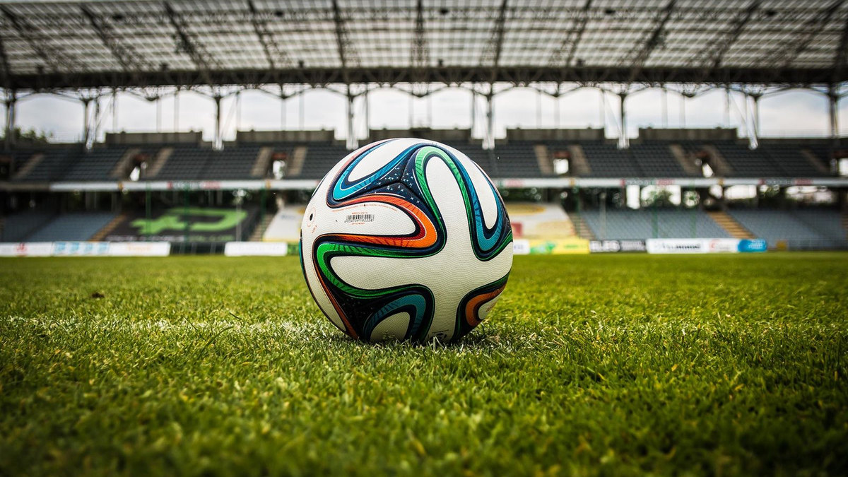 Stade de football plein sous les projecteurs, la nuit