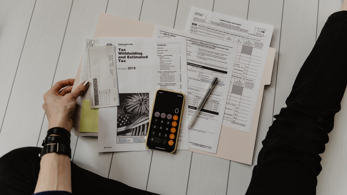 Calculatrice et billets, comparaison d’un prix Calculatrice et billets, comparaison d’un prix