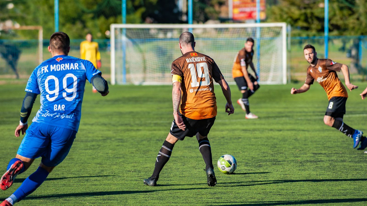 Arbitre de football sort un carton jaune pendant un match Arbitre de football sort un carton jaune pendant un match