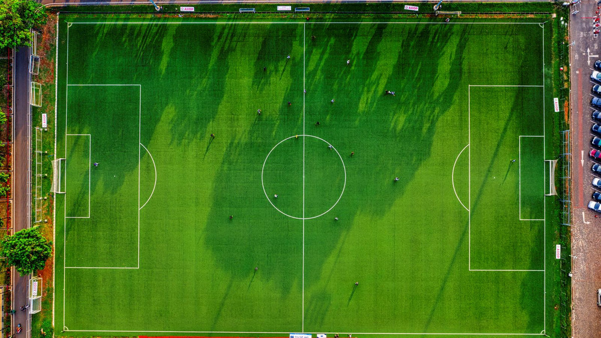 Stade de football bondé la nuit, match sous projecteurs Stade de football bondé la nuit, match sous projecteurs