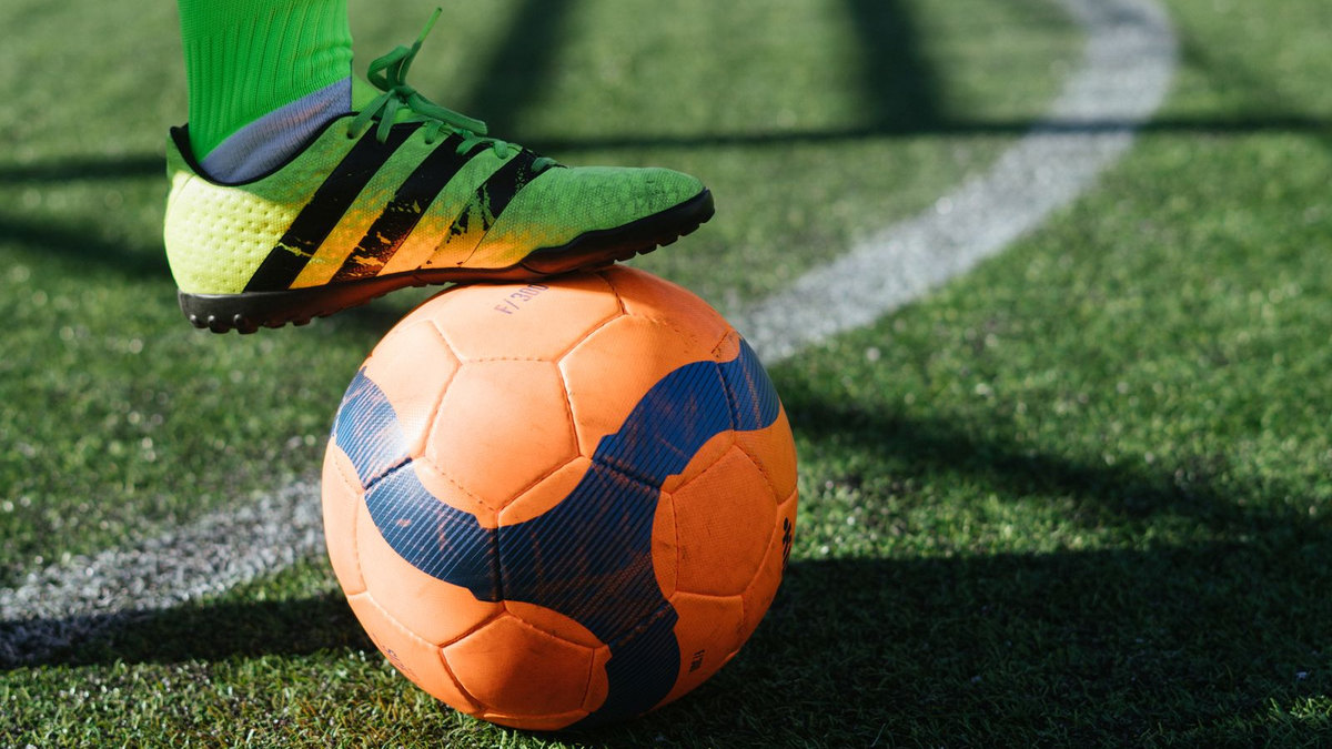 Deux joueurs de football se disputent le ballon en match Deux joueurs de football se disputent le ballon en match