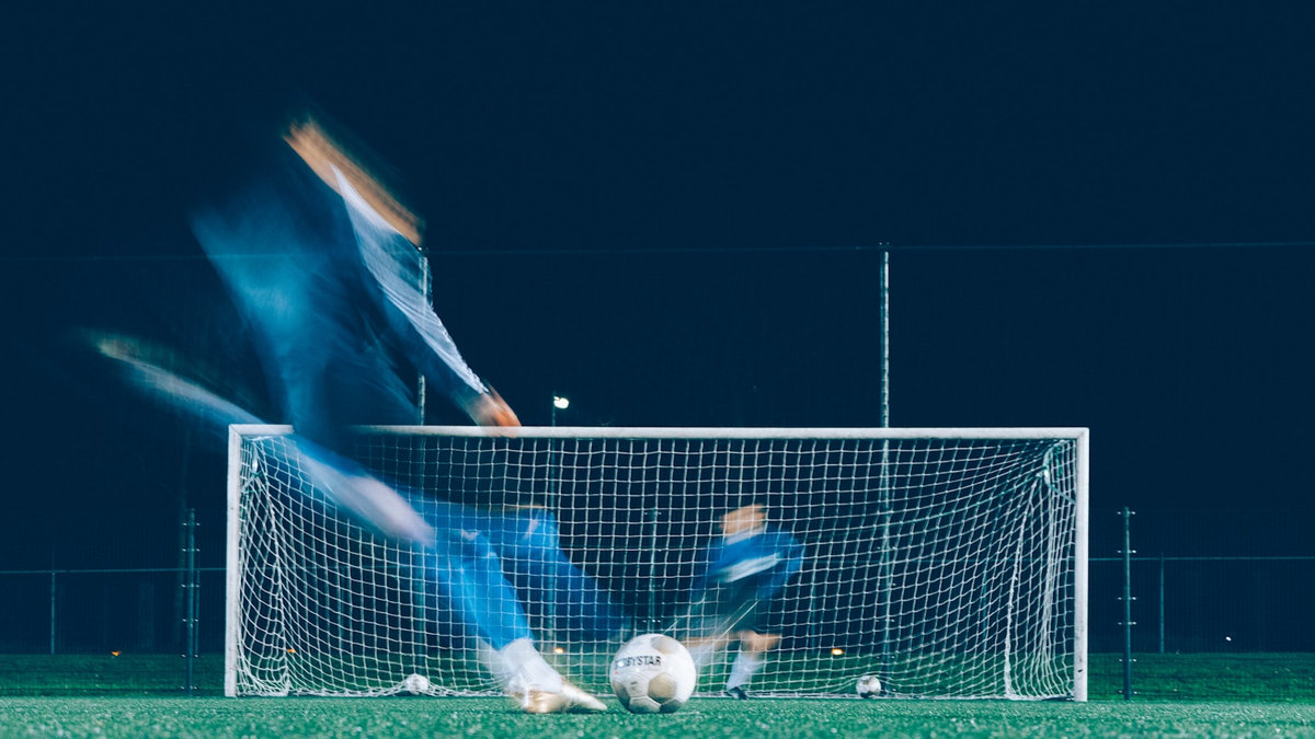 Match de football dans un stade, joueurs et public Match de football dans un stade, joueurs et public