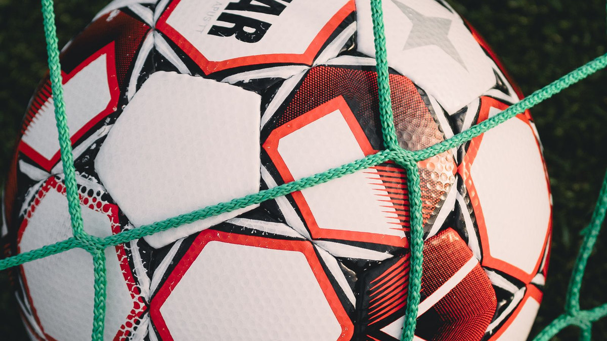 Ballon de football dans les filets d’un but Ballon de football dans les filets d’un but