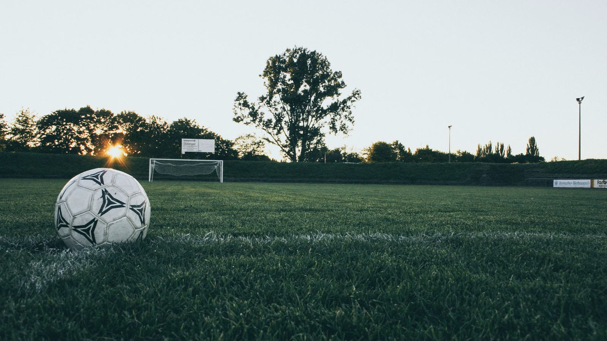 Gros plan d’un ballon de football sur la pelouse Gros plan d’un ballon de football sur la pelouse